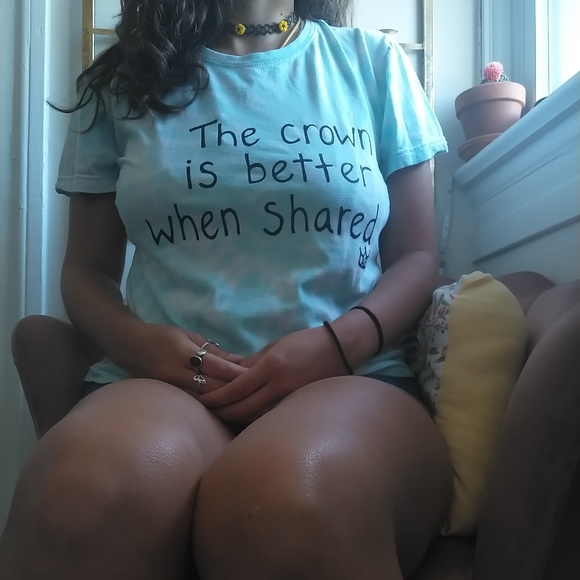 "The 👑 is better when shared" Tee - Picture 4 of 11